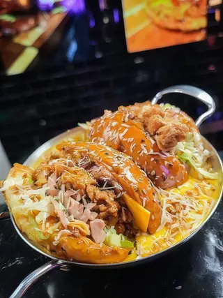 MOLTEN CHEESE LAVA CHICKEN BURGR CASEROLE 550GR