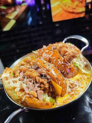 MOLTEN CHEESE LAVA CHICKEN BURGR CASEROLE 550GR