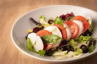 Ensalada Caprese Cratere