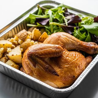 Mezzo pollo, patate e insalata mista