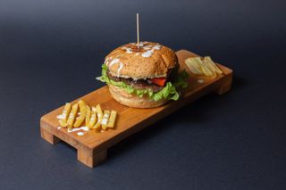 James Joyce burger  sa pomfritom