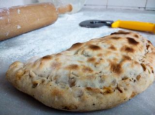 Calzone pancetta arrotolata, patate e mozzarella
