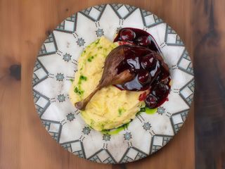 Запечена качина ніжка з трюфельною мамалигою та вишневим соусом (330г)