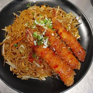 Fideos con langostinos rebozado 