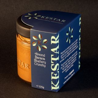 Crema tartinabila de migdale cu banane, afine si boabe de cacao