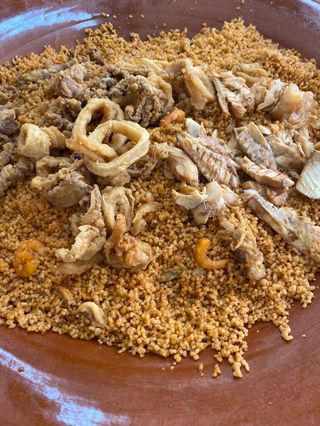 Couscous di pesce, con fritturina sopra una porzione 400/500 g circa