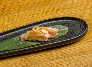 Nigiri sweet salmon flambè 2 pezzi