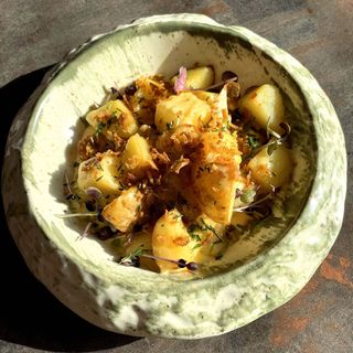 Молода картопля з сирним соусом та цибулевим кранчем