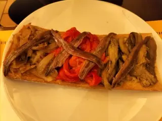 Torrada Escalibada y anchoas