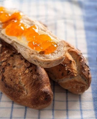 1/2 Baguettes + Beurre Et Confiture (Fraise.  Abricot Ou Miel)