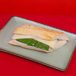 Bocata de Queso semicurado, Pavo y pimiento asado.