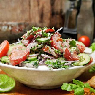 კიტრი და პომიდორის სალათა ნიგვზით