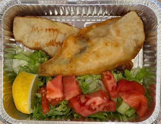 Пържено рибно филе  със свежа салата