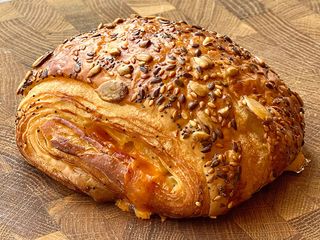 Листкова булочка “Buffalo & Cheddar” (140g)