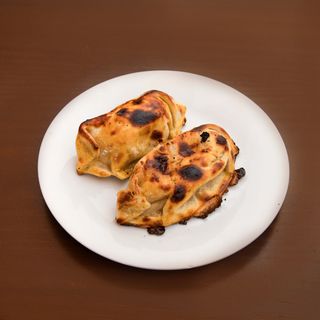 Empanada de cebolla y mozzarella
