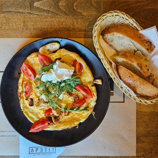 Omlet sa piletinom, mozzarellom i pavlakom