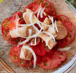 Ensalada de tomate y atún