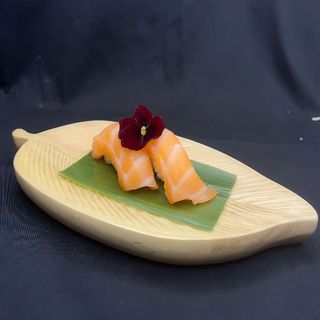 23. Nigiri sake salmón (2 piezas)