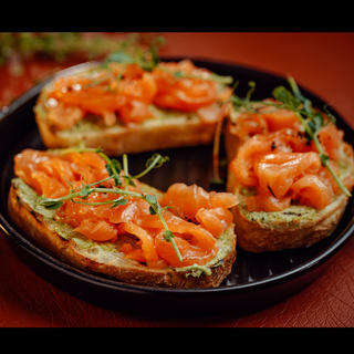 Брускетта с лососем и гуакамоле 