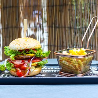 Beef Burger/french fries/Телешки бургер 550г+КАМЕНИЦА 