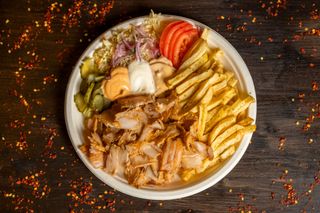 Shaorma de vită + berbecuț + curcan la farfurie + 3 sosuri