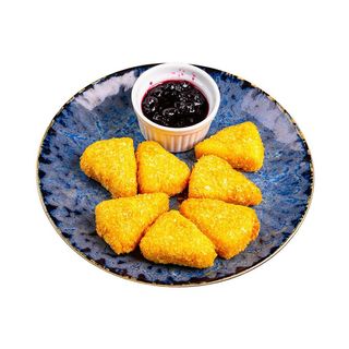 Панирани топени сиренца със сладко от боровинки