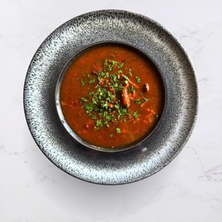 Węgierska zupa gulaszowa z grzankami