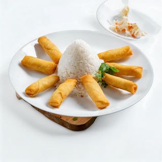 7. Sajgonki 8szt. z surówką i białym ryżem