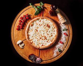 Pizza Quattro Formaggi 32cm + Coca Cola