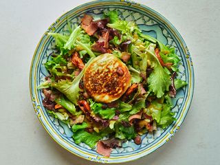 Insalata di rulo de cabra gratinado