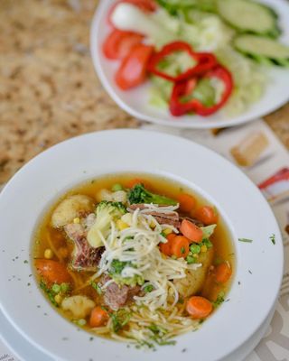 Kuvana junetina u povrću