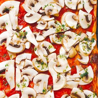 Funghi rossa teglia intera