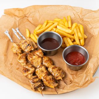 курица на шпажках с картофелем фри