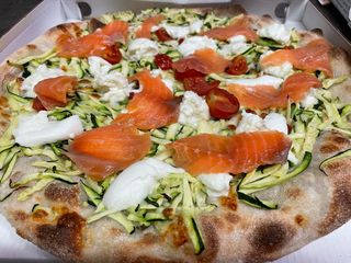 Pizza salmone e pachino