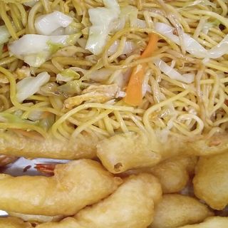 C8 Massa Chao Mian com Camarão Panado