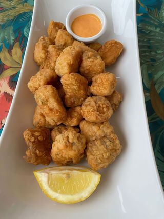 Cazón En Adobo Con Mayonesa De Sriracha