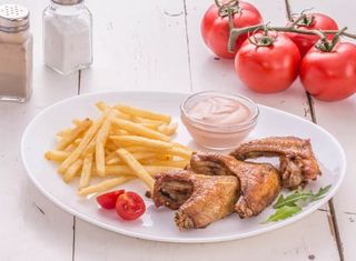 Aripioare crocante cu cartofi fri