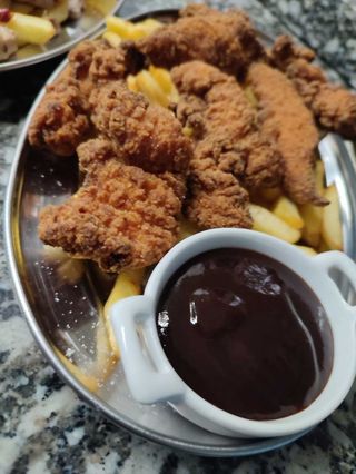 Tiras de pollo con patatas fritas (ración)