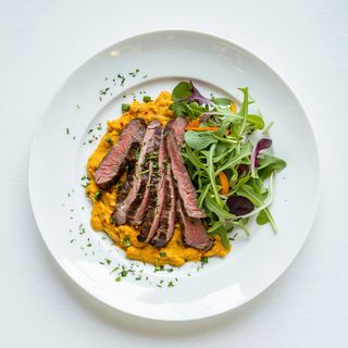 Mixto De Ternera Y Pollo Con Ensalada