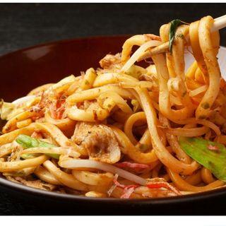 26 Spaghetti udon saltato con salmone alla griglia