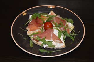 Bruschetta prousciutto, cottage cheese, rocket salad