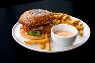 Burger de vită cu cartofi prăjiţi