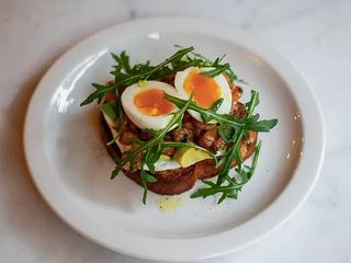 Тост з авокадо та креветками