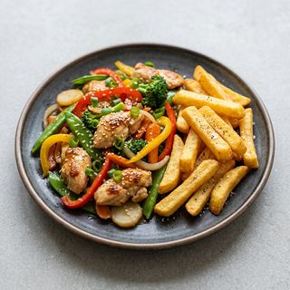Chicken stir fry with chips
