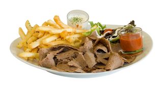 Plato de kebab con patatas