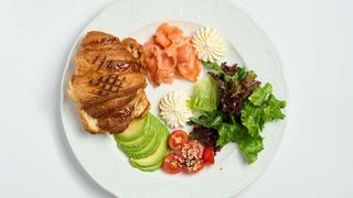 Круассан поджаренный на гриле с малосольным лососем (500 гр.)