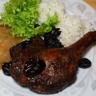 Udziec kaczy ze śliwką