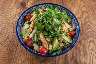 ENSALADA DE POLLO CON AGUACATE