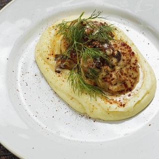 Курячі котлетки з соусом із білих грибів