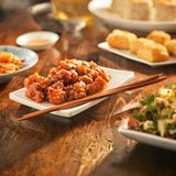 61. Панирани пилешки хапки с пикантен сос и сусам (800г)